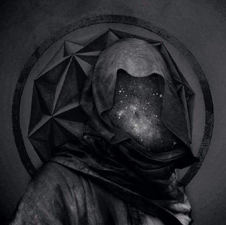 Фигура в капюшоне