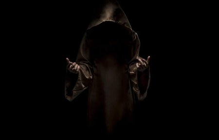 Человек в капюшоне