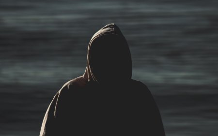 Человек в капюшоне