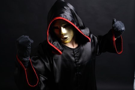 Человек в маске и капюшоне