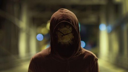 В капюшоне и маске