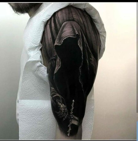 Тату в капюшоне