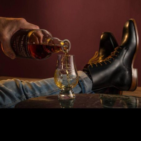 Ковбой ноги на столе