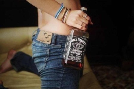 Девушка с бутылкой виски