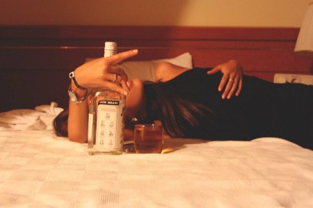 Девушка с бутылкой виски