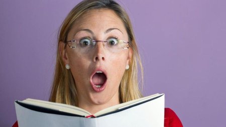 Удивленная девушка