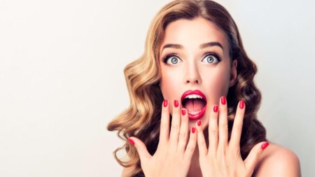 Удивленная девушка