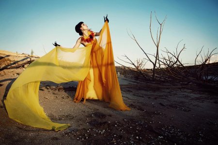 Девушка в оранжевом платье