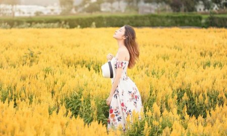 Девушка в поле