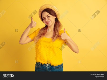 Портрет на желтом фоне