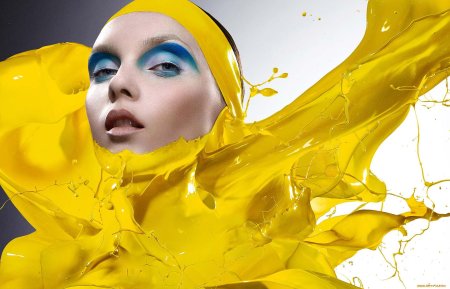 Девушка в желтой краске