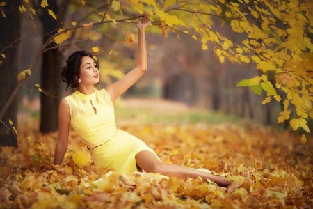 Девушка в желтом