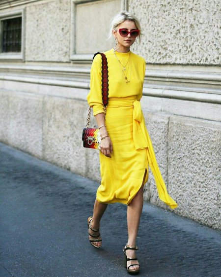 Желтый цвет в одежде