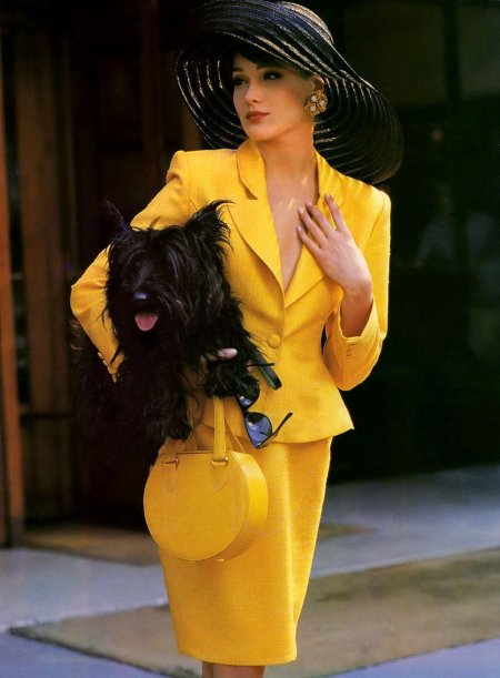 Женщина в желтом