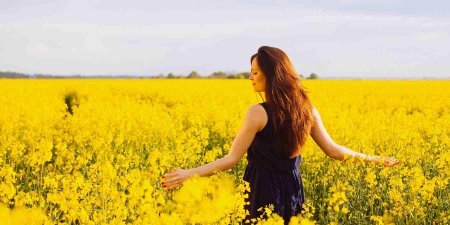 Девушка в желтом поле