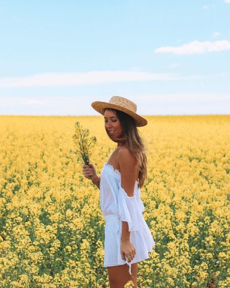 Фотосессия в рапсовом поле