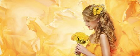Красивая девушка в желтом