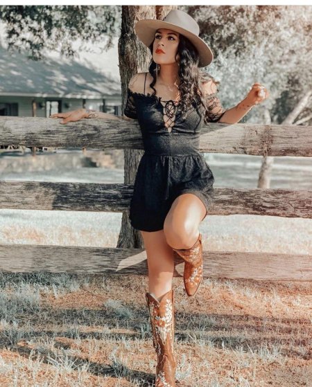 Джессика Альба в ковбойских сапогах