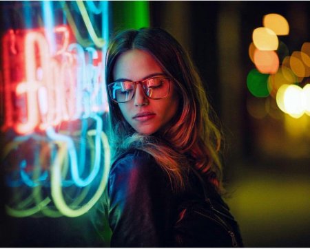 Портрет в неоновом свете