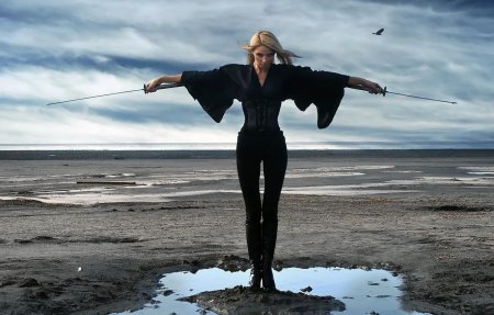 Девушки с мечами