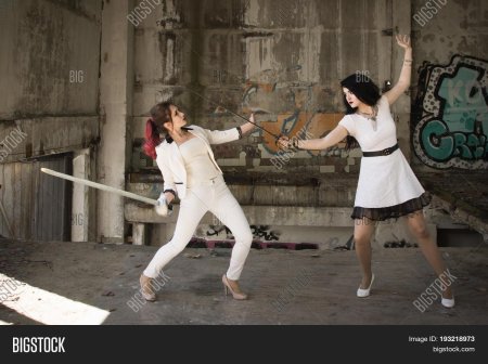 Девушки дерутся на мечах