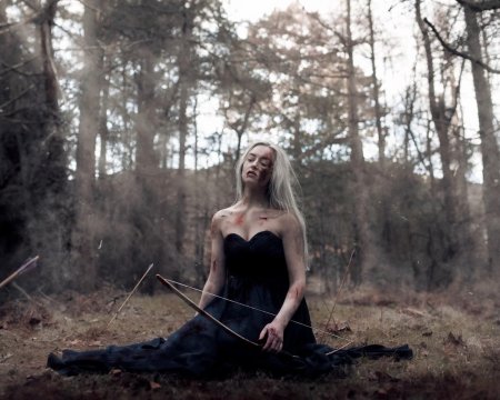 Девушка раненая стрелой