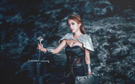 Девушки с мечами