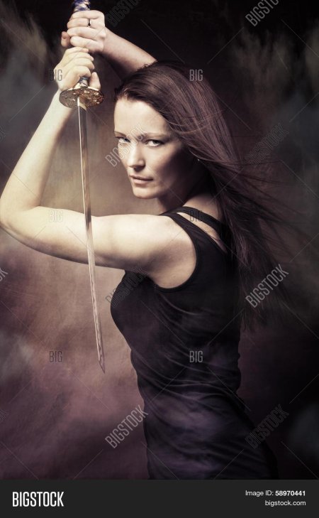 Женщина с мечом фото