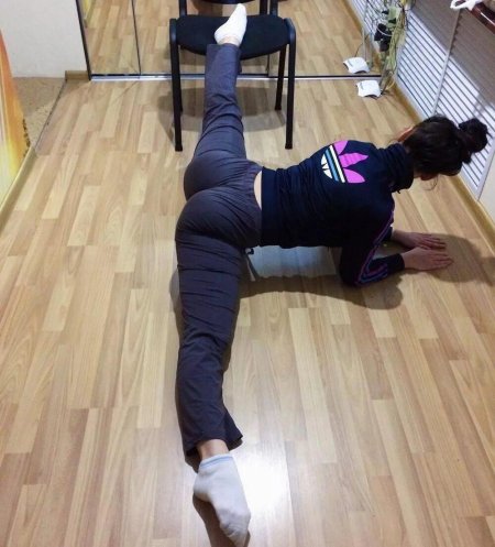 Девушка на шпагате