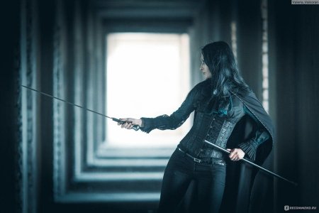 Девушки с мечами