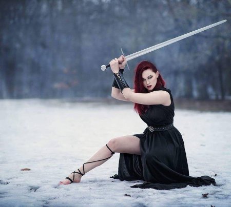 Девушки с мечами