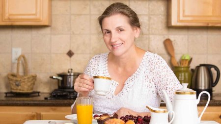 Женщина завтракает на кухне