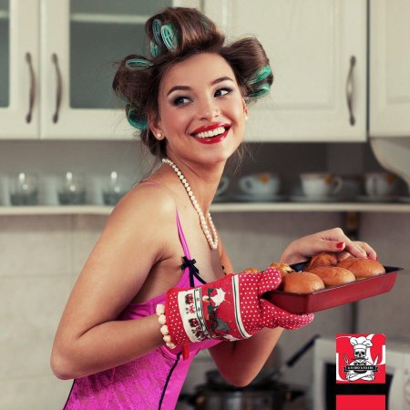 Фотосессия на кухне с бигудями