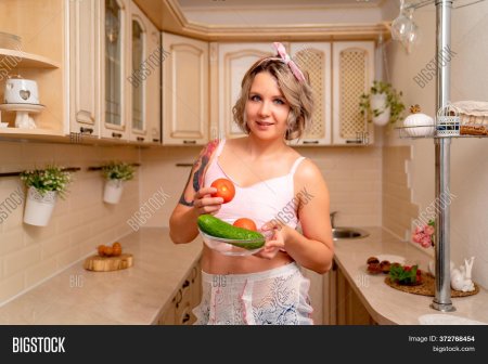 Домохозяйка с голым низом