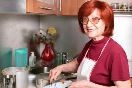 Пожилая женщина на кухне