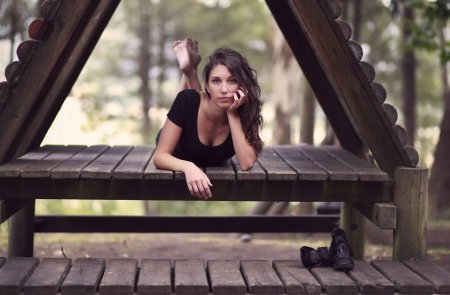 Девушка в беседке