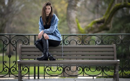 Девушка на парте