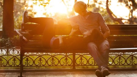 Парень и девушка на скамейке