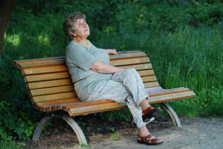 Бабушка на скамейке в парке