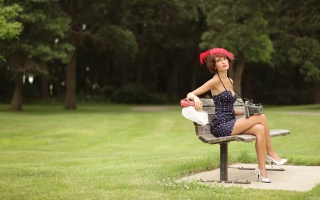 Женщина на скамейке