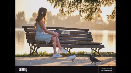 Одинокая женщина на скамейке