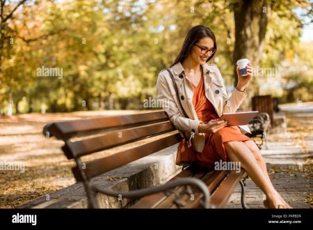 Фотосессия девушки с кофе в парке