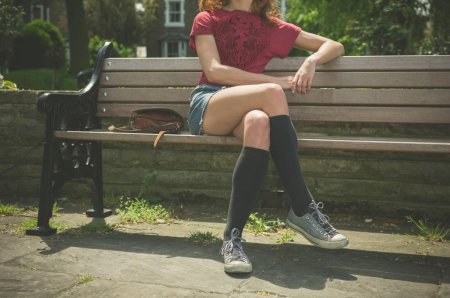 Девушка в шортах на скамейке