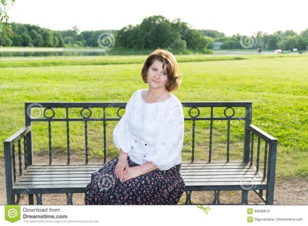 Обычная женщина на скамейке