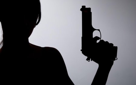 Женщина с пистолетом