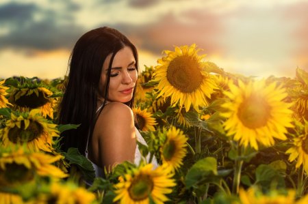 Девушка в подсолнухах