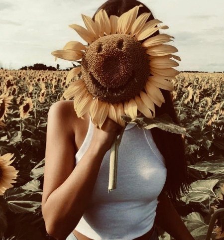 Девушка в подсолнухах