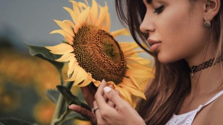 Девушка в подсолнухах