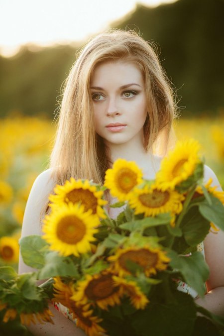 Женщина в подсолнухах