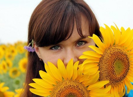 Женщина в подсолнухах